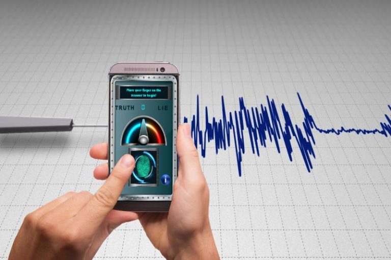 Aplicativo de Detector de mentiras no Celular Já imaginou conseguir desmascarar alguém que estava mentindo para você igual acontece nos filmes? Ou até mesmo pregar uma peça em seus amigos? O avanço e desenvolvimento da tecnologia continuar sempre volume indo e está cada dia mais avançado, já é possível encontrar aplicativos que consigam identificar mentiras utilizando apenas um celular. Neste artigo separamos alguns aplicativos que possuem essa funcionalidade de detector, e depois de analisar, mostra os resultados para o usuário. Uma forma divertida de interagir com os seus amigos brincando com esse tipo de aplicativo, continue acompanhando a leitura e confira. 1 - Aplicativo Detector de Mentiras O Detector de Mentiras é um aplicativo disponível apenas na Apple Store, para iOS. Com ele você pode fazer uma análise sobre um amigo, namorado ou conhecido para saber se ele está mentindo para você. Caso mostre alguma resposta duvidosa sobre o entrevistado, o aplicativo irá te mostrar como proceder para tirar essas dúvidas. A aplicação pede que o usuário esteja atento aos gestos corporais e expressões faciais da pessoa em que ele não se sente seguro. Depois, ele pede que mude de assunto e analise suas ações. No momento em que ele captar as respostas e mostrar a um analise e você poderá compartilhá-la no seu Facebook. No entanto, o aplicativo não mostra certeza de nada. Para fazer uma análise completa é preciso avaliar fatores emocionais e comportamentais junto com o resultado mostrado. O app possui uma interface bem fácil de mexer, além disso não é necessário fazer configurações adicionais. O design dele mostra elementos que lembram os antigos polígrafos de detecção de mentiras. 2 - Aplicativo detector de Mentiras para Android Esse aplicativo possui não só o nome mas também suas funcionalidades semelhantes aos demais aplicativos vistos neste artigo. Ele é utilizado como uma forma de entretenimento e você pode programar as respostas para pregar uma peça em seus amigos. Para fazer a manipulação de algumas respostas, você só precisa segurar no botão de volume+ para o aplicativo responda verdade e em volume- para o aplicativo selecionar mentira. As pessoas que irão responder, devem posicionar o dedo no scanner de impressão digital para que as respostas sejam validadas. Depois do aplicativo irá analisar os resultados e mostrar tudo na tela do app. 3 - Detector de Mentiras - Simulador Esse aplicativo é um jogo utilizado para se divertir com seus amigos, por ele você pode detectar uma possível mentira por meio de um simulador de scanner de impressões digitais. Esse aplicativo possui configurações que podem ser aplicadas em respostas pré-definidas e depois você pode estar fazendo uma pergunta para o seu amigo, familiar ou qualquer outra pessoa que desejar. Se preferir, você pode deixar que o aplicativo responda as perguntas de modo aleatório, para fazer isso você só precisa acelerar todo o procedimento de configurações e se divertir com esse aplicativo. Esse aplicativo é utilizado apenas como um modo de brincar e interagir com outras pessoas e não detecta mentiras literalmente. Você pode encontrar esse ep tanto na Play Store como na Apple Store de forma gratuita. 4 - Advanced Lie Detector Plus Advanced Lie Detector Plus é um detector de mentiras que capta o nível de estresse da voz (de zero a cem) e mostra os resultados na tela se alguém está mentindo ou não. O aplicativo pode ser encontrado tanto na Play Store como na Apple Store. Depois de fazer o download e abrir o app, você irá encontrar uma tela de mediação do seu nível de estresse e alguns botões de menor na parte inferior da tela. Caso você queira e deve chegar se alguém está mentindo Você deve clicar no "microfone". Quando terminar você deve clicar em "Done", depois disso basta esperar que a análise seja feita. Para ouvir o que foi dito e analisar como o mediador de mentira se apresentou você deve clicar na opção “play”. Então você poderá analisar quais foram os valores que os ponteiros atingiram ao nível de estresse. Então o app irá mostrar um gráfico com variações de fala, os quais são definidos pelas cores pelas cores: verde (verdade), vermelho (mentira) e amarelo (tenso). Basta analisar isso para saber se a pessoa está falando alguma mentira.