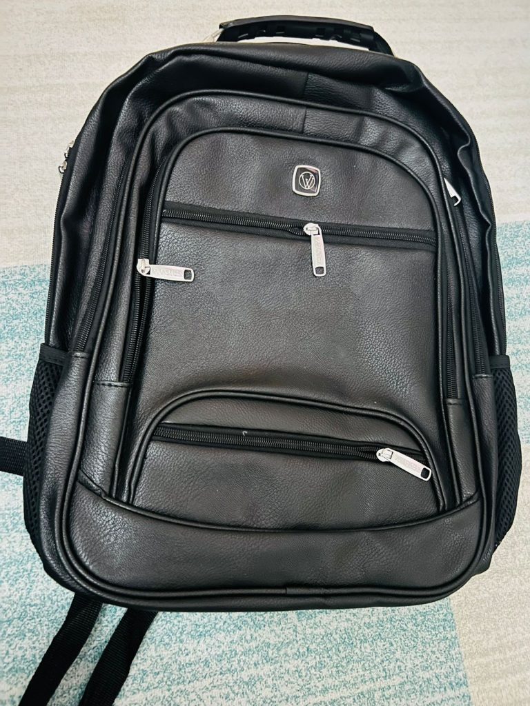 Mochila-masculina-material-resistente-a-agua-compartimento-laptop-organizador-.-Material-em-couro-sintetico-valor-80-00-